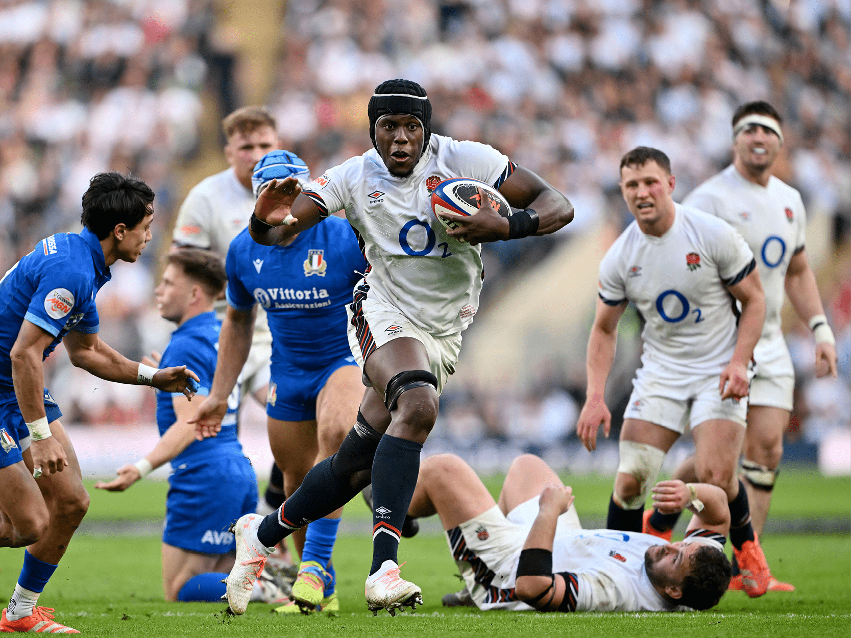 Maro Itoje running with the ball in an England  match against Italy in the 2025 Guinness Men's Six Nations