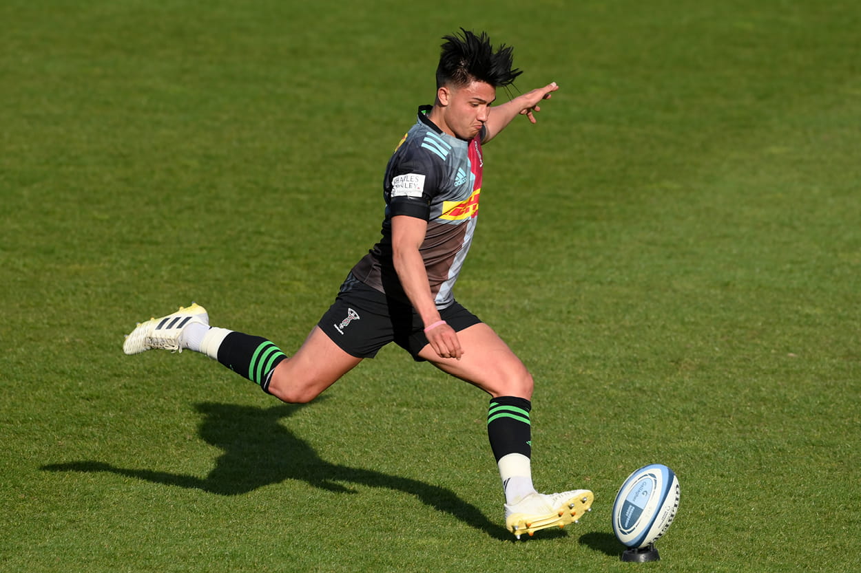 Marcus Smith kicking a ball