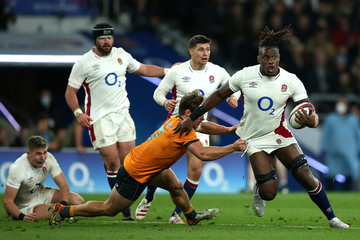 Maro Itoje running with the ball