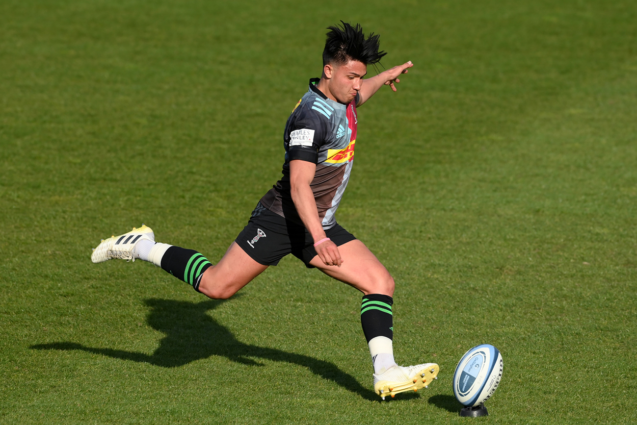 Marcus Smith kicking a ball