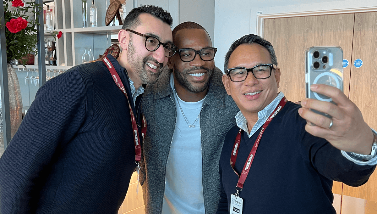 Ugo Monye taking a selfie with England rugby fans